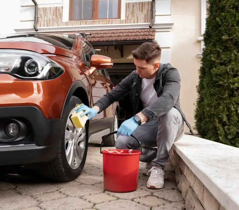 Lavage auto à domicile Lavans-lès-Saint-Claude : professionnel intervenant sur un véhicule